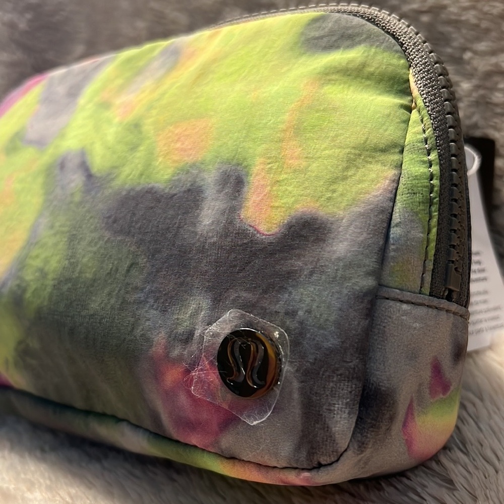 LULULEMON EVERYWHERE BELT BAG Hyper Dye Multi/Rover Unisex - Picture 5 of 8